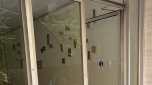 Αγρίνιο: Άνδρας χτύπησε το κεφάλι της συντρόφου του σε τζαμαρία – Είχε προηγηθεί καβγάς στη μέση του δρόμου