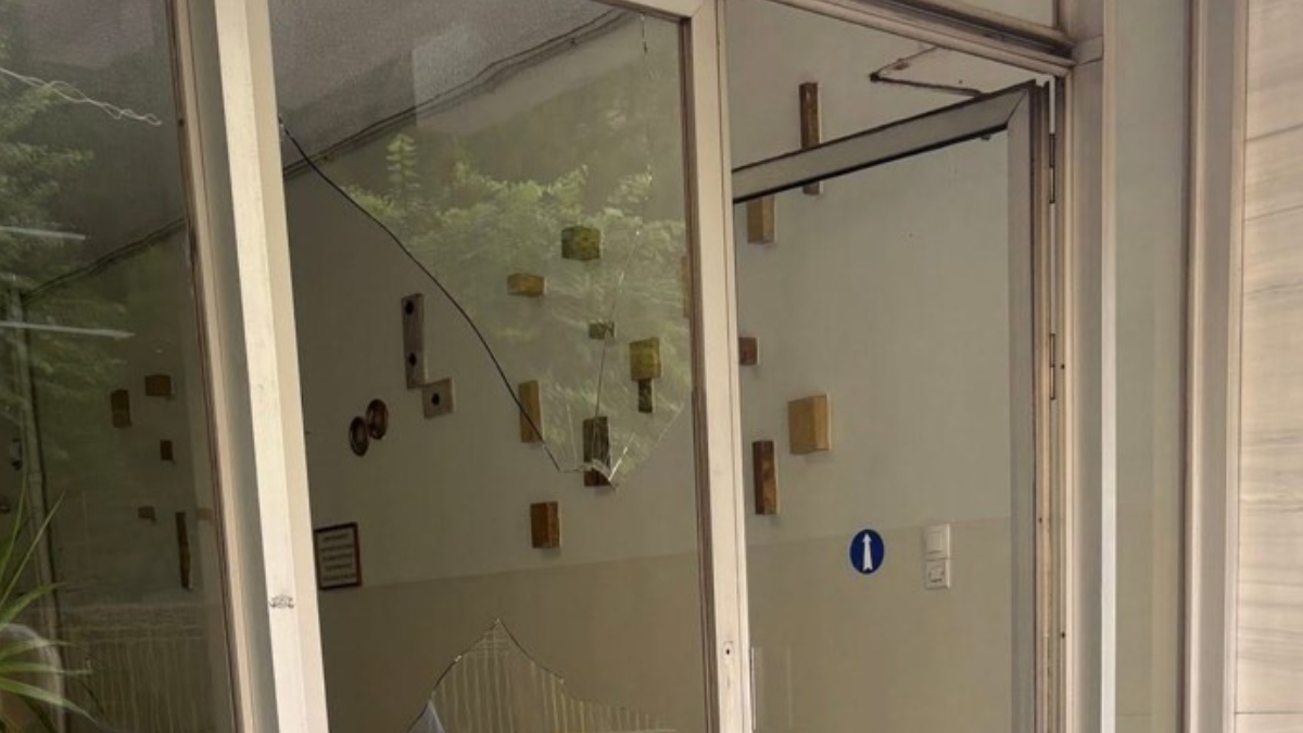 Αγρίνιο: Άνδρας χτύπησε το κεφάλι της συντρόφου του σε τζαμαρία – Είχε προηγηθεί καβγάς στη μέση του δρόμου