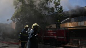 Φωτιά σε εργοστάσιο στο Αιγάλεω: Υπό κατάρρευση το κτίριο απομακρύνονται οι πυροσβεστικές δυνάμεις (βίντεο)