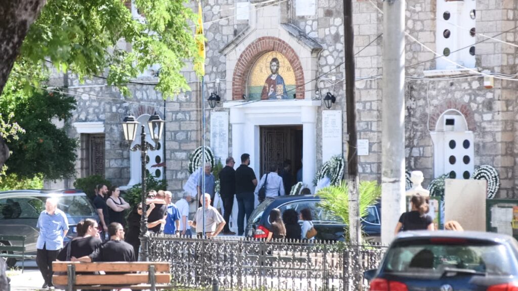 Διπλή δολοφονία στο Αίγιο: Ράγισαν καρδιές στο τελευταίο αντίο για την 54χρονη και τον γιο της – Στον ανακριτή ο 65χρονος Ιταλός (εικόνα)