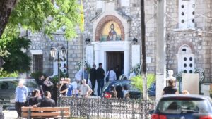 Διπλή δολοφονία στο Αίγιο: Ράγισαν καρδιές στο τελευταίο αντίο για την 54χρονη και τον γιο της – Στον ανακριτή ο 65χρονος Ιταλός (εικόνα)
