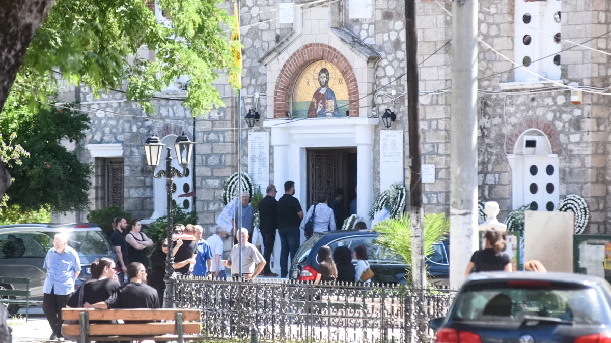 Διπλή δολοφονία στο Αίγιο: Ράγισαν καρδιές στο τελευταίο αντίο για την 54χρονη και τον γιο της – Στον ανακριτή ο 65χρονος Ιταλός (εικόνα)