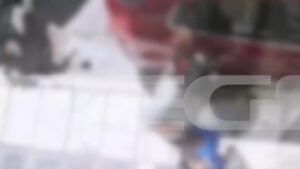 Αμπελόκηποι: Μητέρα χαστούκισε το παιδί της στη μέση του δρόμου – Έπεσε στο οδόστρωμα (Βίντεο)