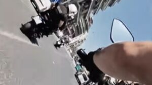 Δρόμος σωτηρίας από αστυνομικούς για γυναίκα που υπέστη σοβαρό καρδιακό επεισόδιο – Δείτε το βίντεο