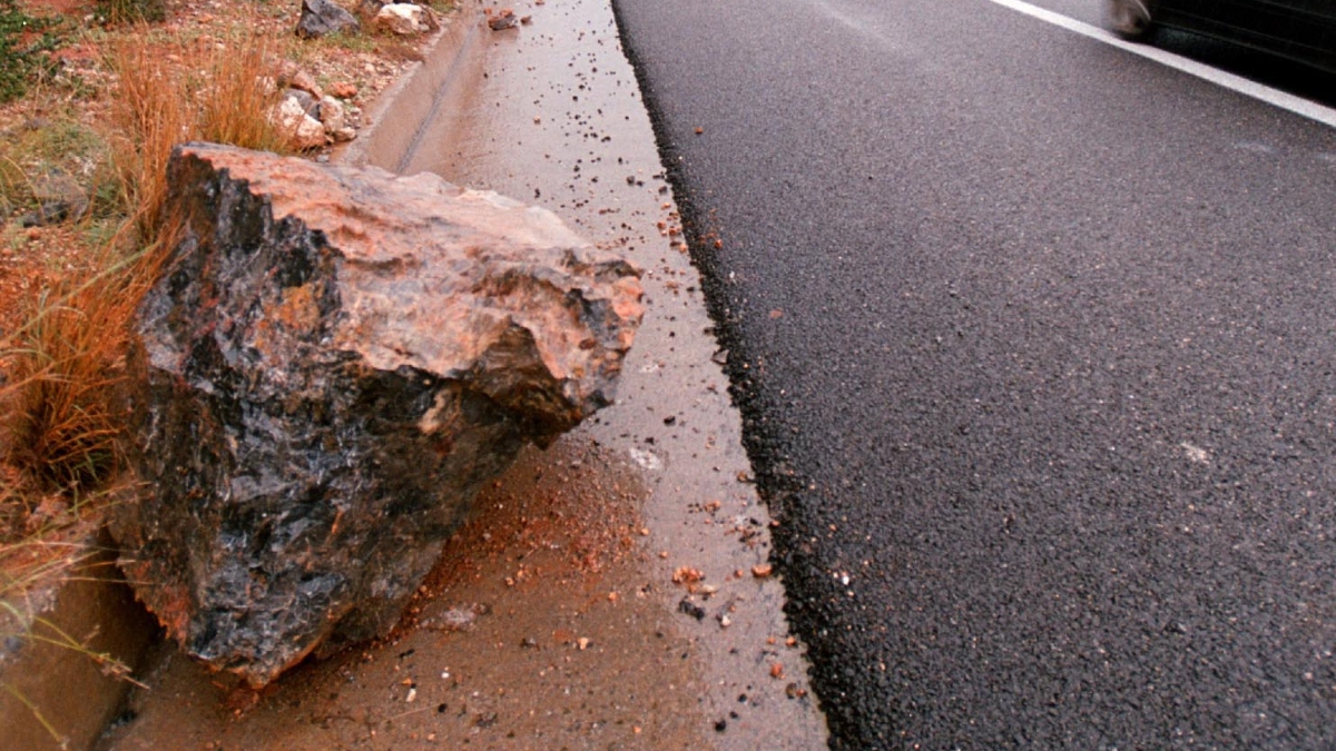 Τρόμος για ζευγάρι στη Λάρισα: Κομμάτι βράχου αποκολλήθηκε κι έπεσε πάνω στο όχημά του