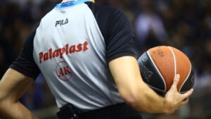 Καταγγελία του διαιτητή Τσιμπούρη για επίθεση κουκουλοφόρων στο σπίτι του πριν τον 5ο τελικό Ολυμπιακού και Παναθηναϊκού