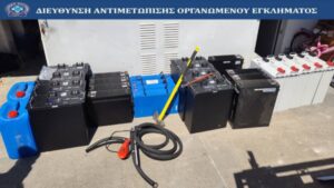 Στα «δίχτυα» της ΕΛΑΣ συμμορία που έκλεβε μπαταρίες λιθίου από σταθμούς κινητής τηλεφωνίας – Πώς δρούσαν τα μέλη της