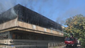 Φωτιά στο Αιγάλεω: Κατέρρευσε μέρος της οροφής στο εργοστάσιο πλαστικών (Εικόνες & Βίντεο)