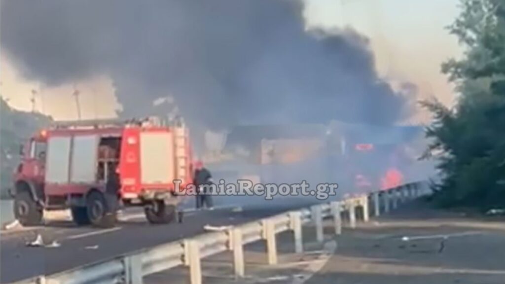 Τρόμος στην Εθνική Οδό Αθηνών – Θεσσαλονίκης: Φορτηγό ανατράπηκε και τυλίχθηκε στις φλόγες (Βίντεο)