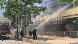Φωτιά σε εργοστάσιο με πλαστικά στο Αιγάλεω – Διακοπή της κυκλοφορίας στο σημείο (βίντεο+φωτογραφίες)