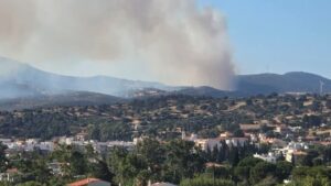 Φωτιά στην Εύβοια: Πολύ καλύτερη η εικόνα της πυρκαγιάς – Μάχη με διάσπαρτες εστίες η Πυροσβεστική (Βίντεο – Φωτογραφίες)