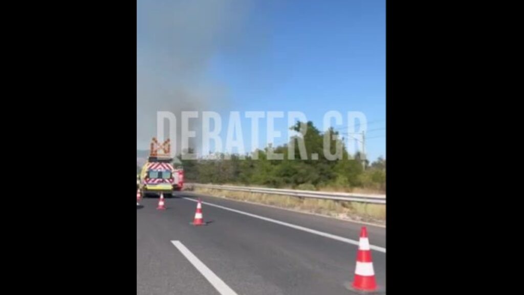 Υπό έλεγχο η φωτιά σε ξερά χόρτα στους Αγίους Θεοδώρους – Αποκαταστάθηκε η κυκλοφορία των οχημάτων στην Εθνική Οδό