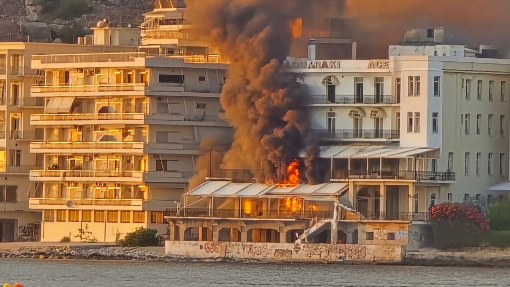 Φωτιά σε εγκαταλελειμμένο ξενοδοχείο στο Λουτράκι: Σε ύφεση και χωρίς ενεργές εστίες (Βίντεο)