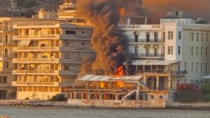 Φωτιά σε εγκαταλελειμμένο ξενοδοχείο στο Λουτράκι: Σε ύφεση και χωρίς ενεργές εστίες (Βίντεο)