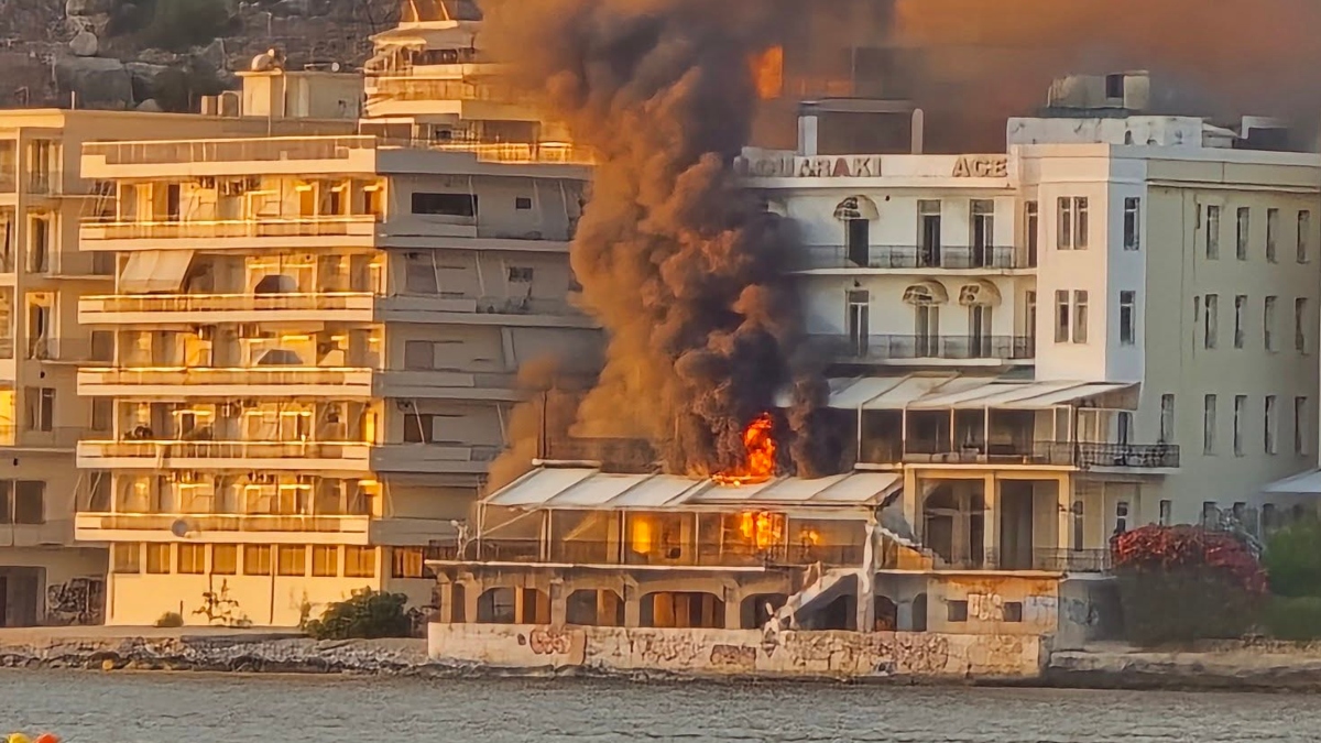 Φωτιά σε εγκαταλελειμμένο ξενοδοχείο στο Λουτράκι: Σε ύφεση και χωρίς ενεργές εστίες (Βίντεο)