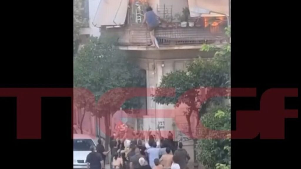 Φωτιά σε διώροφο κτίριο στην Καλλιθέα: Πώς ξεκίνησε η πυρκαγιά – Οι δραματικές στιγμές από την διάσωση της ηλικιωμένης γυναίκας