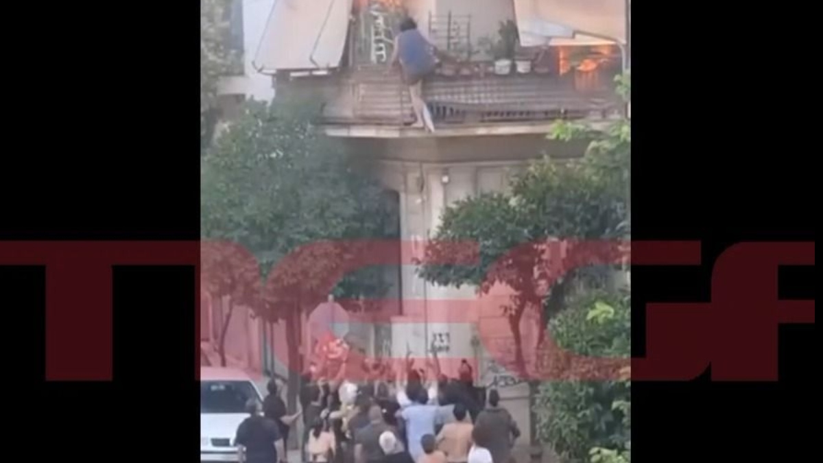 Φωτιά σε διώροφο κτίριο στην Καλλιθέα: Πώς ξεκίνησε η πυρκαγιά – Καρέ καρέ η στιγμή που η 75χρονη πηδάει από το μπαλκόνι για να σωθεί (Βίντεο)
