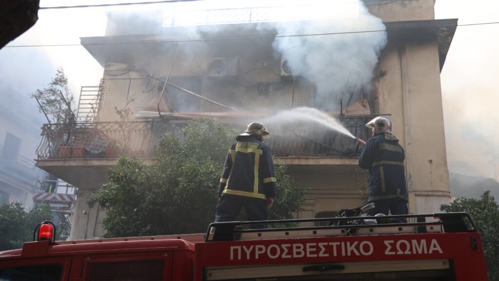 Φωτιά σε διώροφο κτίριο στην Καλλιθέα: Πώς ξεκίνησε η πυρκαγιά – Οι δραματικές στιγμές από την διάσωση της ηλικιωμένης γυναίκας