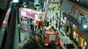 Φωτιά σε πολυκατοικία στη Χαλκίδα: Μεταφέρθηκαν στο νοσοκομείο τρία άτομα με αναπνευστικά προβλήματα (Εικόνες & Βίντεο)