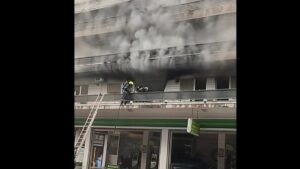 Υπό έλεγχο τέθηκε πυρκαγιά σε διαμέρισμα πρώτου ορόφου στη Θεσσαλονίκη – Δείτε βίντεο
