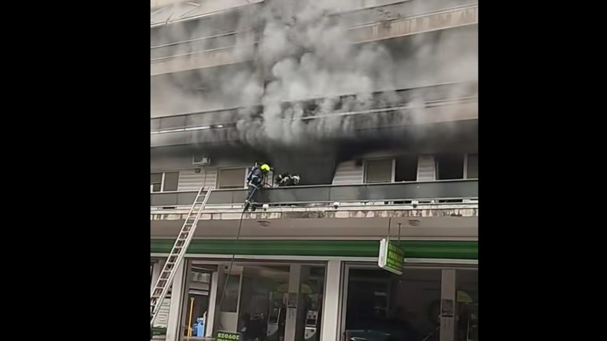 Υπό έλεγχο τέθηκε πυρκαγιά σε διαμέρισμα πρώτου ορόφου στη Θεσσαλονίκη – Δείτε βίντεο