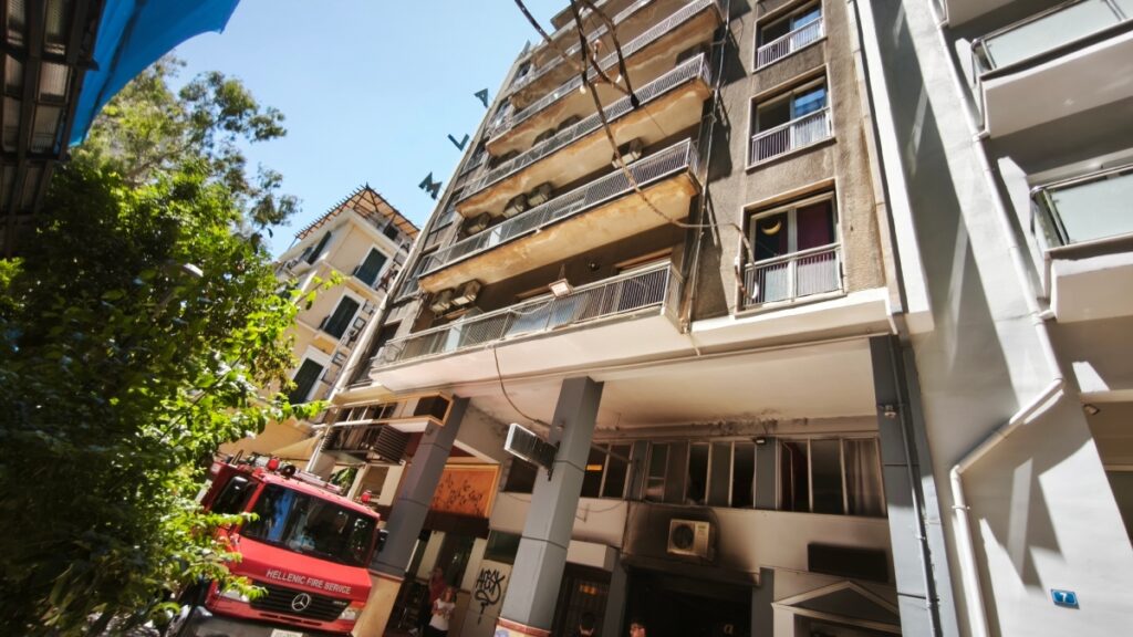 Φωτιά σε ξενοδοχείο στην Ομόνοια: Διασωληνωμένος ο 40χρονος εγκαυματίας – Δύο ακόμη ελαφρά τραυματίες
