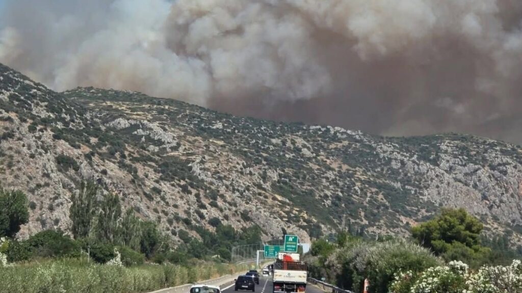 Φωτιά στο Ακραίφνιο Βοιωτίας: Έκλεισε η Αθηνών-Λαμίας – Στη μάχη 10 αεροσκάφη και 2 ελικόπτερα