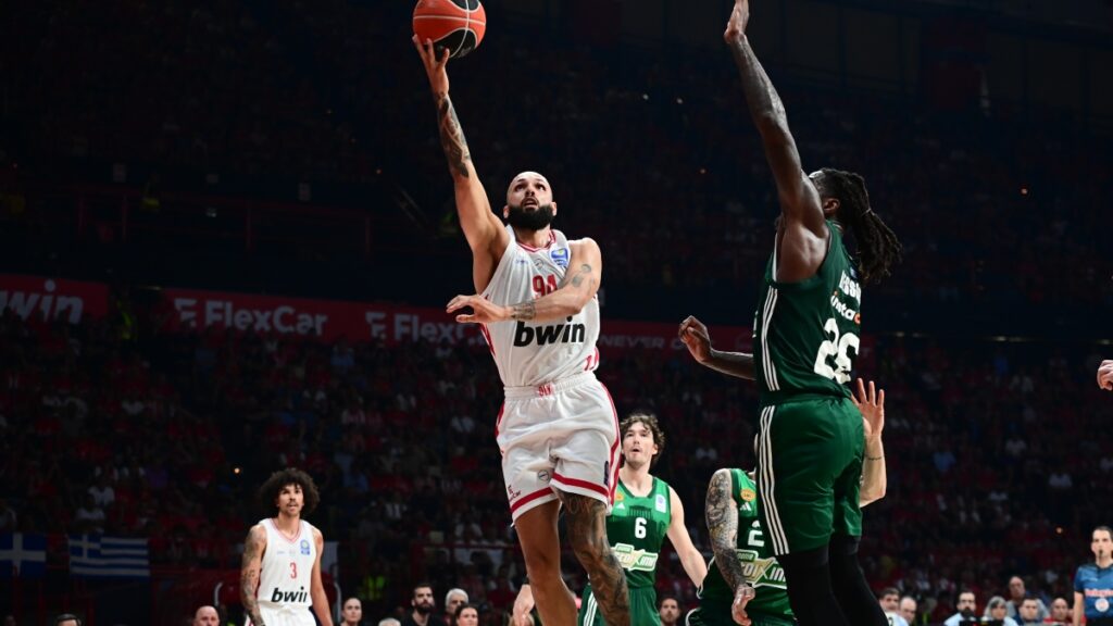 Ολυμπιακός – Παναθηναϊκός: Στο +12 (42-30) στο φινάλε του πρώτου ημιχρόνου οι «ερυθρόλευκοι» (Βίντεο)