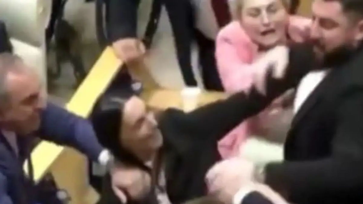 Τρομερές εικόνες στο κοινοβούλιο της Γεωργίας: Βουλευτές πιάστηκαν στα χέρια (Βίντεο)