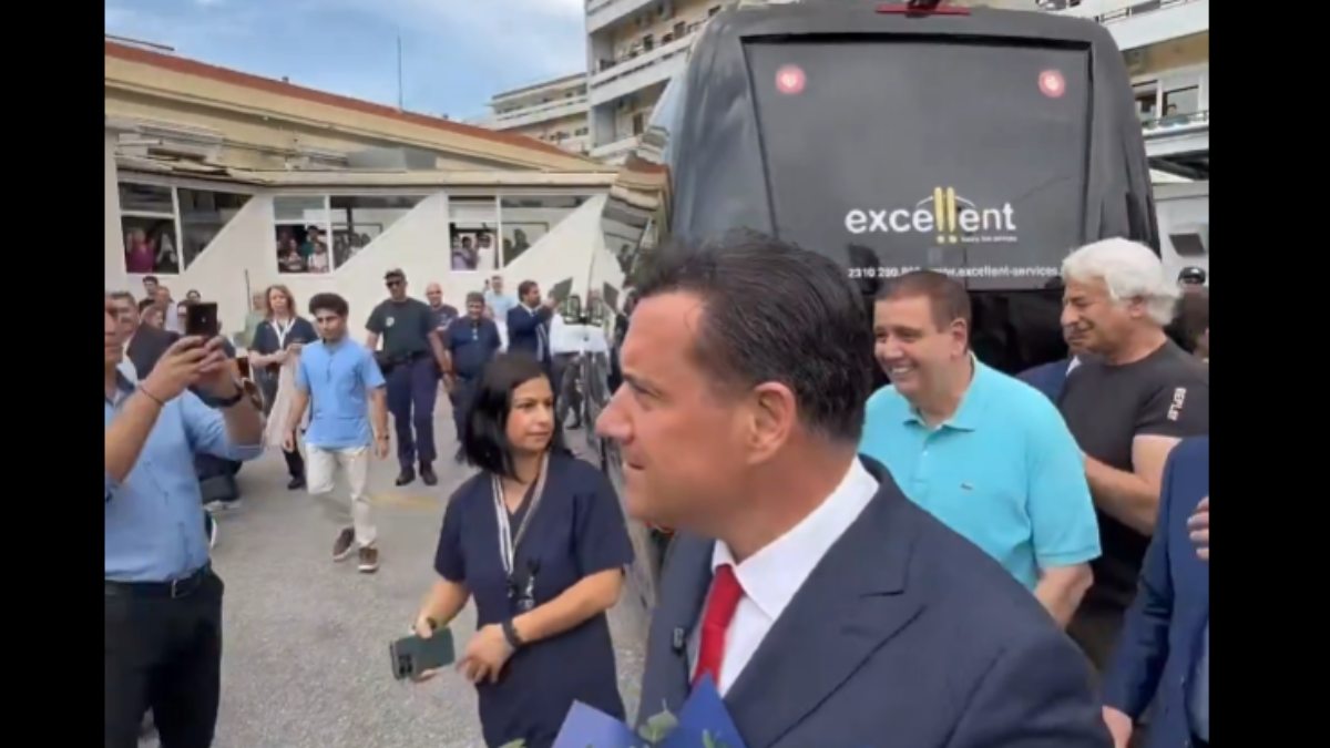 Άδωνις Γεωργιάδης: Ένταση έξω από το Ιπποκράτειο – “Οι της ΑΝΤΑΡΣΥΑ με κήρυξαν ανεπιθύμητο” (βίντεο)