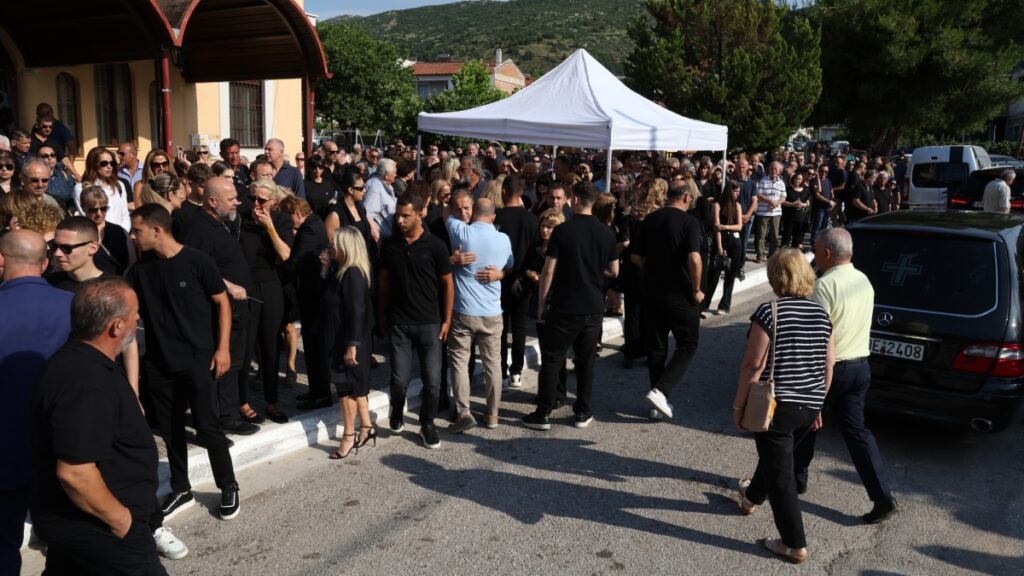 Πλήθος κόσμου αποχαιρέτησε τον Τάκη Γκώνια – Οι φωτογραφίες από την κηδεία του