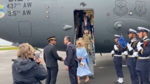 Αντιδράσεις για την επίσκεψη του Χέγκσεθ στη Γαλλία με τη σύζυγο του και έξι από τα παιδιά του – “Δεν έχω ξαναδεί ποτέ κάτι τέτοιο” (βίντεο)