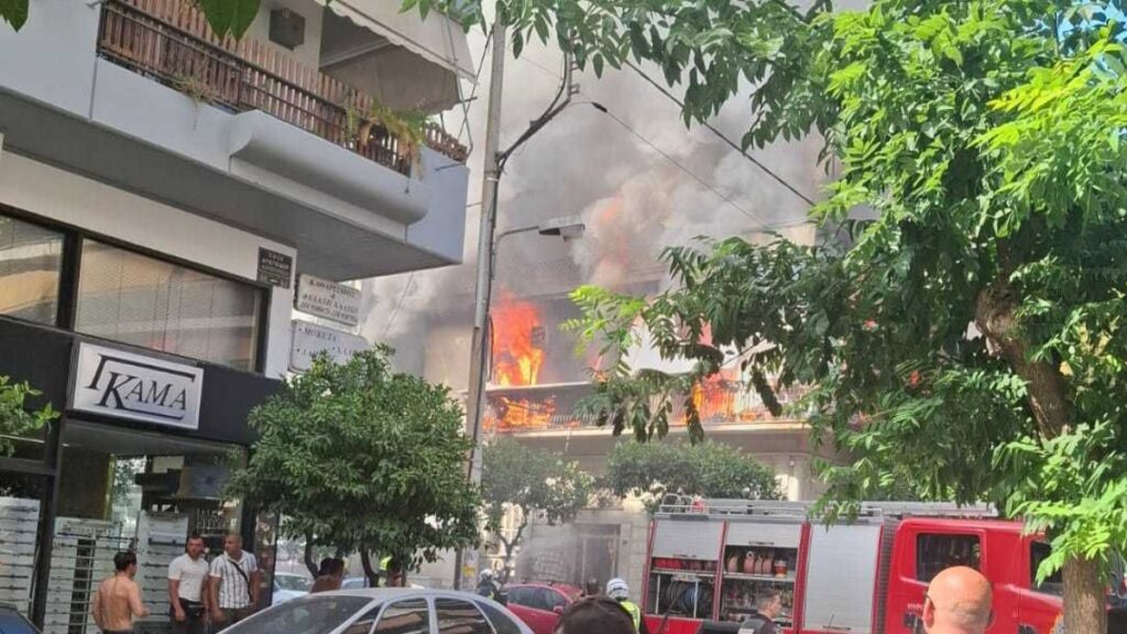 Φωτιά σε διώροφη κατοικία στην Καλλιθέα – Διακοπή της κυκλοφορίας (Φωτογραφίες)