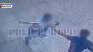 Σοκαριστικό βίντεο από την επίθεση του 55χρονου στους δυο Αιγύπτιους στην Καλλιθέα