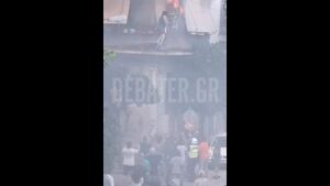 Η στιγμή που η 75χρονη γυναίκα πέφτει από το μπαλκόνι – Συγκλονιστικό βίντεο από τη φωτιά στη Καλλιθέα