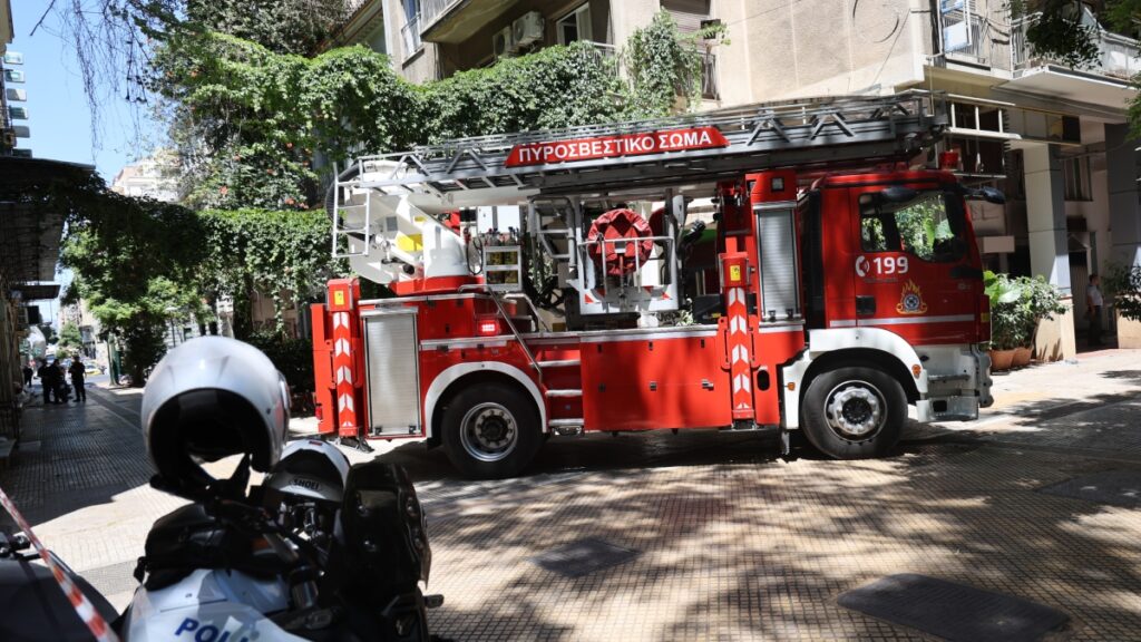 Φωτιά σε ξενοδοχείο στην Κάνιγγος: Ξεκίνησε από ηλεκτρικό πατίνι – Άνθρωποι βγήκαν στα μπαλκόνια, ποια η κατάσταση των τραυματιών