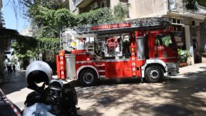 Φωτιά σε ξενοδοχείο στην Ομόνοια: Ξεκίνησε από ηλεκτρικό πατίνι – Άνθρωποι βγήκαν στα μπαλκόνια, ποια η κατάσταση των τραυματιών