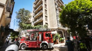 Έσβησε η φωτιά σε αποθηκευτικό χώρο ξενοδοχείου στην πλατεία Κάνιγγος – Βγήκαν στα μπαλκόνια οι ένοικοι, ένας τραυματίας (εικόνες+βίντεο)