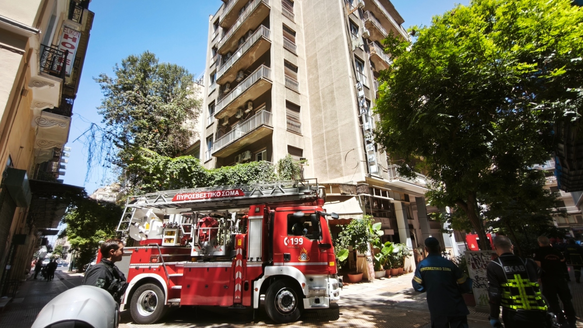 Έσβησε η φωτιά σε αποθηκευτικό χώρο ξενοδοχείου στην πλατεία Κάνιγγος – Βγήκαν στα μπαλκόνια οι ένοικοι, ένας τραυματίας (εικόνες+βίντεο)
