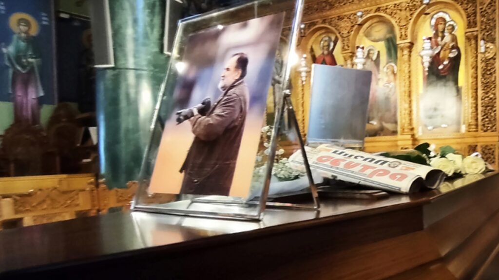 Συγκίνηση στην κηδεία του δημοσιογράφου Γιώργου Παλαμιώτη – Τον αποχαιρέτησαν φίλοι και συγγενείς
