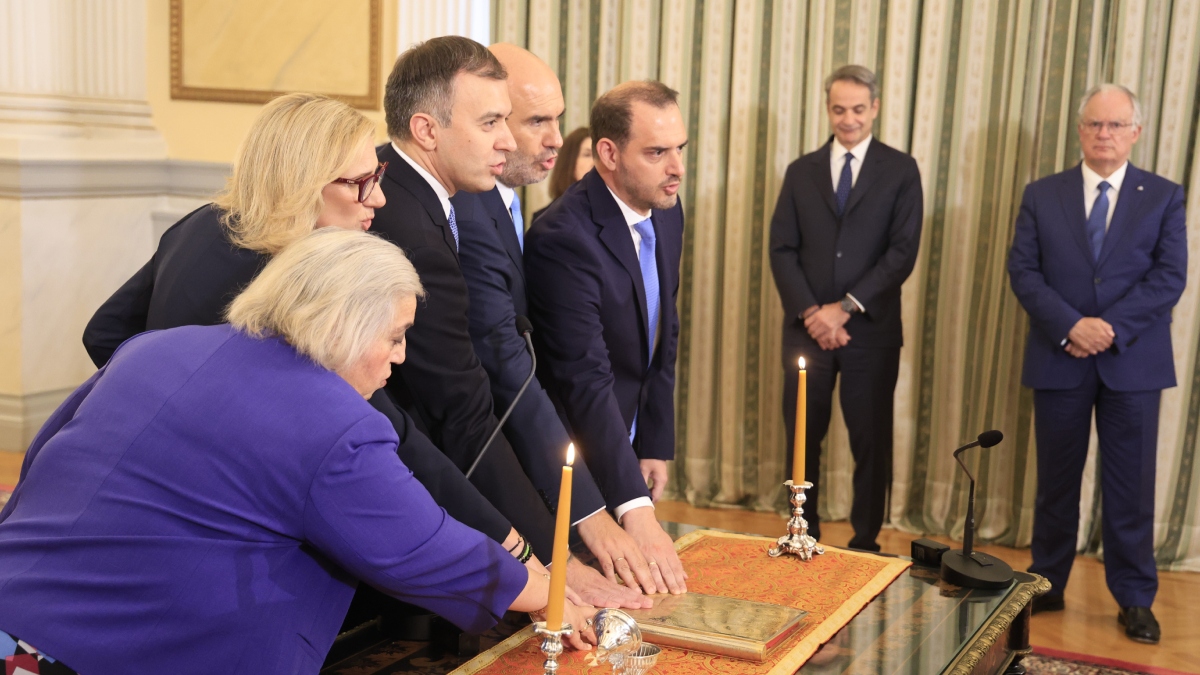 Ορκίστηκαν μέλη της κυβέρνησης Μαρκόπουλος Κώτσηρας, Χατζηβασιλείου και Σούκουλη – Δείτε εικόνες, ποια χαρτοφυλάκια αναλαμβάνουν
