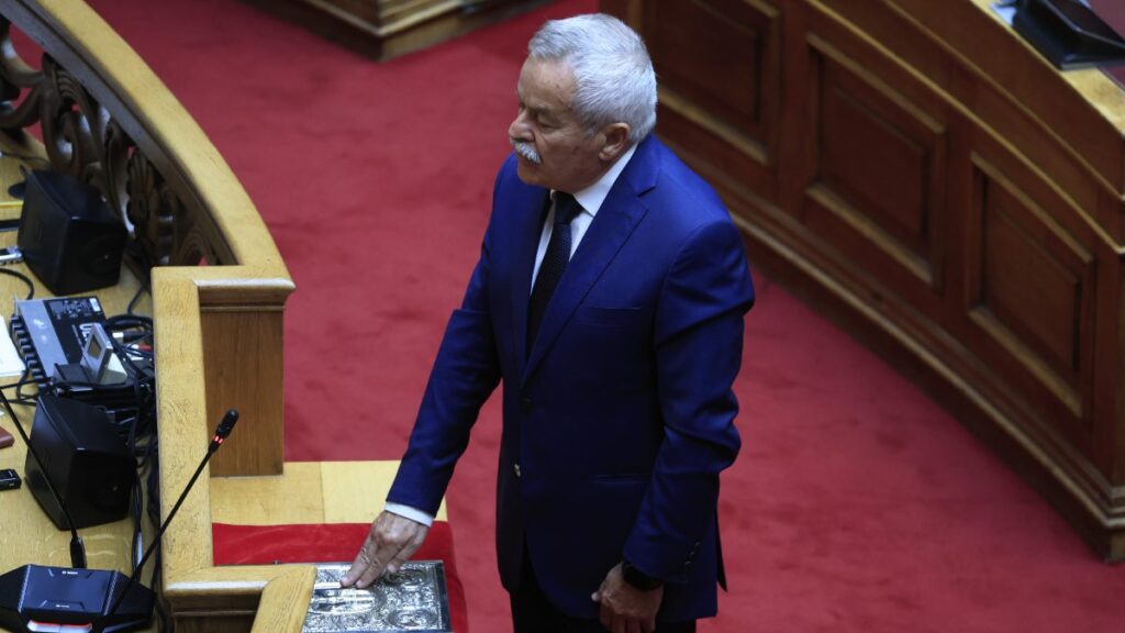 Βουλή: Ορκίστηκε βουλευτής ο Κώστας Κόλλιας – Αντικαθιστά τον αποβιώσαντα Νίκο Ταγαρά