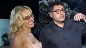 Λάμπρος Κωνσταντάρας: Η τρυφερή φωτογραφία της Έλενας Τσαγκρινού στον καναπέ του σπιτιού του