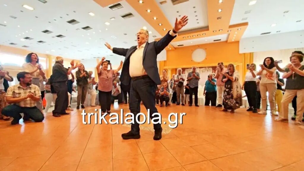 Κουτσούμπας: Χόρεψε βαρύ ζεϊμπέκικο στα Τρίκαλα και αποθεώθηκε (Βίντεο)