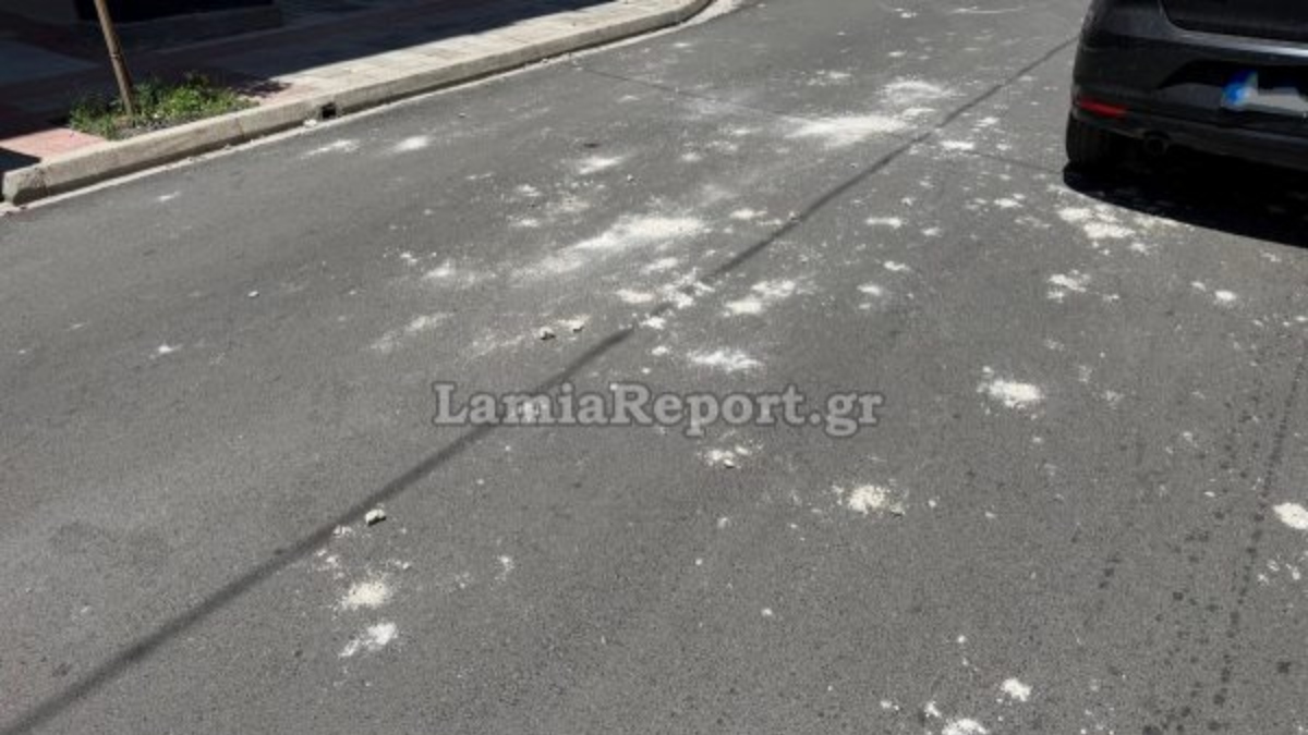 Λαμία: Σοβάδες αποκολλήθηκαν από πολυκατοικία κι έπεφταν “βροχή” στον δρόμο (φωτογραφίες)