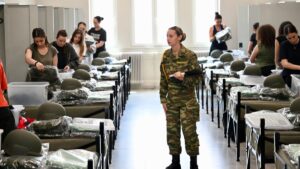 Ιστορική μέρα στις Ένοπλες Δυνάμεις: Παρουσιάστηκαν οι πρώτες γυναίκες που θα υπηρετήσουν ως εθελόντριες