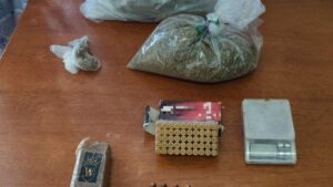Εντοπίστηκε “σπίτι-αποθήκη” ναρκωτικών και όπλων στην Ραφήνα – Αναζητείται ο ιδιοκτήτης (εικόνα)
