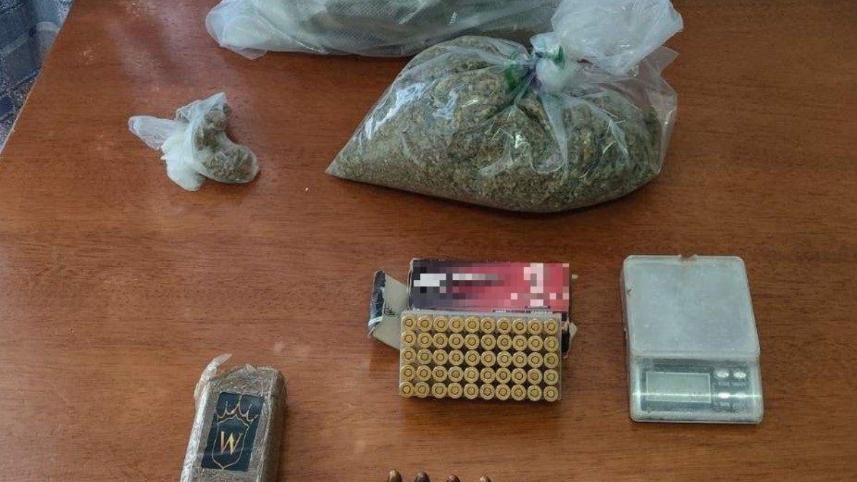 Εντοπίστηκε “σπίτι-αποθήκη” ναρκωτικών και όπλων στην Ραφήνα – Αναζητείται ο ιδιοκτήτης (εικόνα)