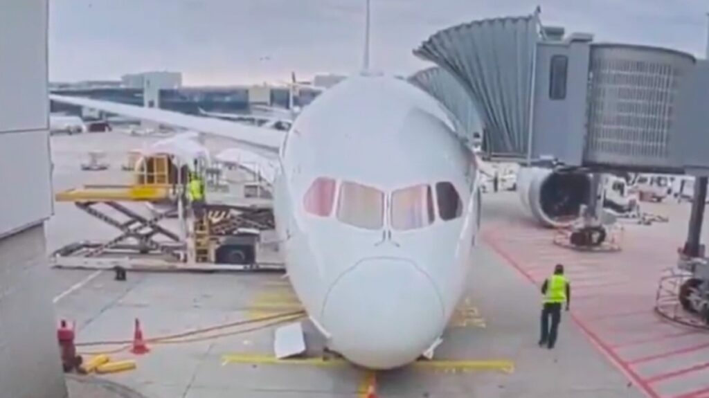Lufthansa: Αεροσκάφος «κάθισε» στον μπροστινό τροχό στο αεροδρόμιο της Φρανκφούρτης (Βίντεο)
