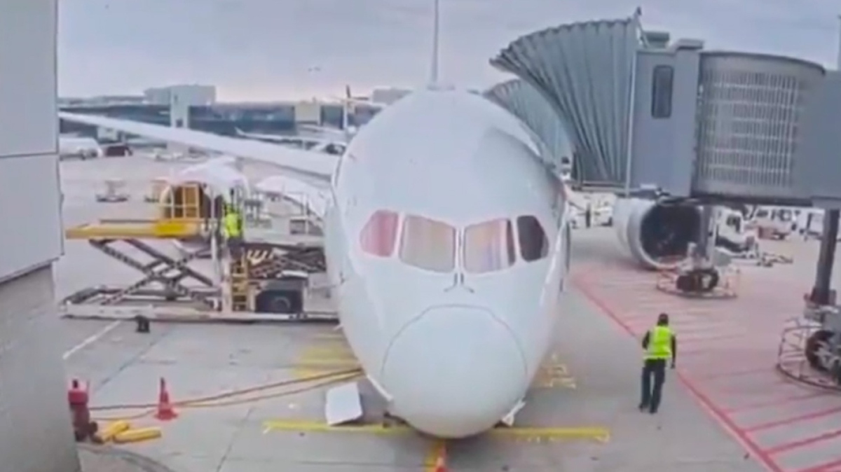Lufthansa: Αεροσκάφος «κάθισε» στον μπροστινό τροχό στο αεροδρόμιο της Φρανκφούρτης (Βίντεο)